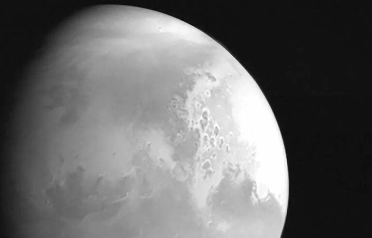 China’s space probe sends back its first image of Mars
